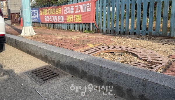 구교리~학동 구간 인도가 지나치게 높았던 경계석이 낮춰지고 가로수가 이식되는 등 대대적 정비가 진행되고 있다.