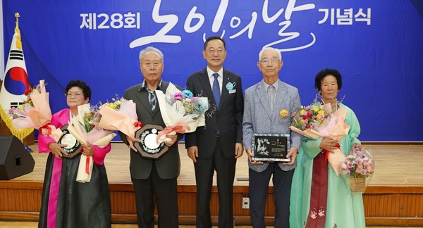제28회 노인의 날 및 경로의 달을 맞아 14개 읍면에서 노인의 날 기념식이 열렸다.