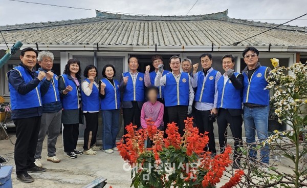 해남땅끝로타리클럽이 독거어르신 2가구의 방충망을 교체하는 봉사를 진행했다.