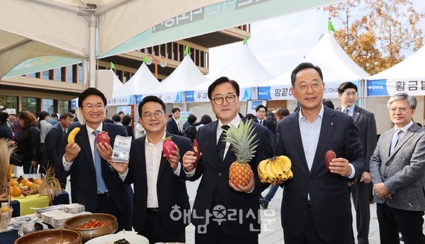 국회소통관 앞에서 열린 해남농수특산물 직거래 장터에 많은 민주당 국회의원들이 참여해 완판됐다.