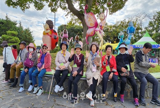 해남종합사회복지관은 노인사회활동 참여자자와 함평국화축제장을 찾았다.