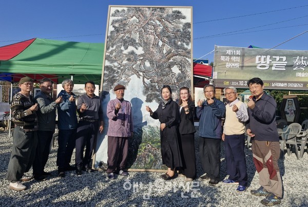 묵과 색의 향연전이 마산면 남곡예술원 야외갤러리에서 열리고 있다.