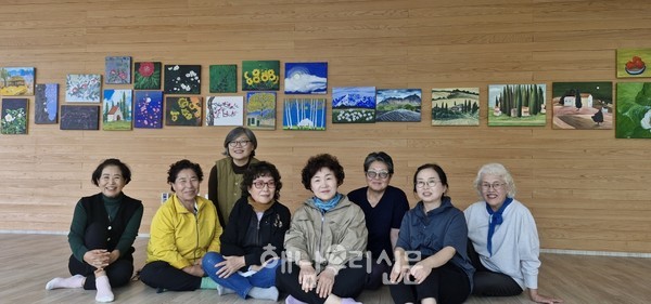 복터진 미술관의 개관전 주인공들이 오픈식이 아닌 마감식 축하파티를 열었다.