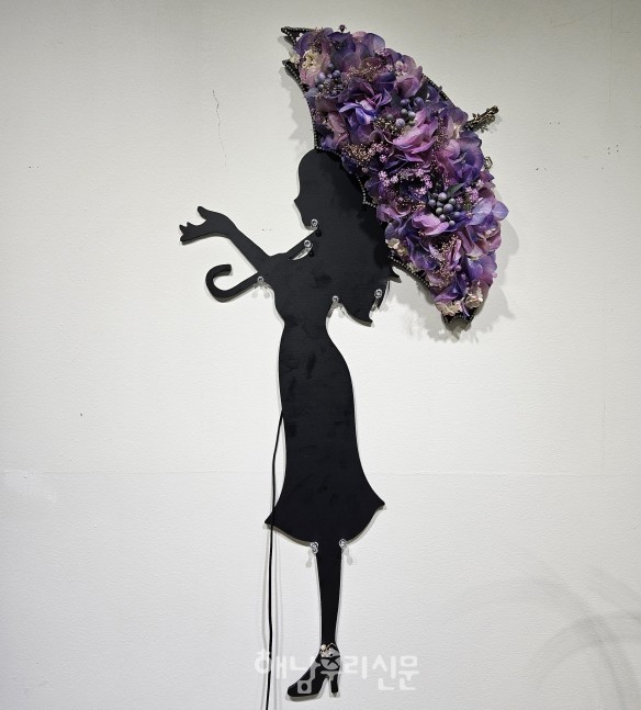                            아트마루에 김순영의 ‘빛을 담은 플라워 모두의 정원’이 전시되고 있다.