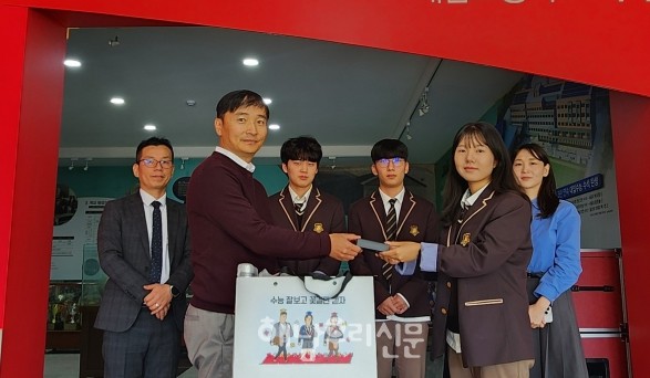 해남교육지원청이 대학수능 수험생에게 해남 초콜릿으로 응원했다.