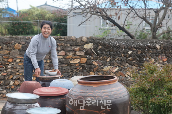 북평면 와룡리 김옥란씨는 전통방식으로 장을 담그며, 손맛이 좋기로 소문나 지역에서 음식으로 많은 봉사를 해왔다.