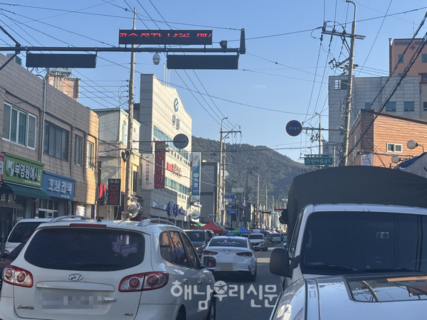 해남군이 읍 고도리에 교통카메라 3대를 설치했지만 6개월째 운영하지 않고 있다.