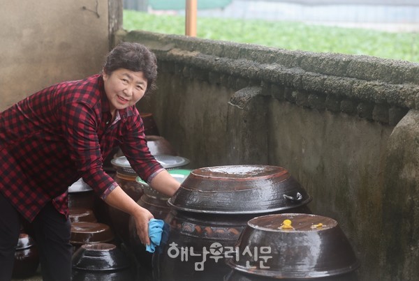 북일면 월성리 강영애씨는 친정어머니에게 배운 그대로 고집스럽게 전통을 지키며 장을 담그고 있다.
