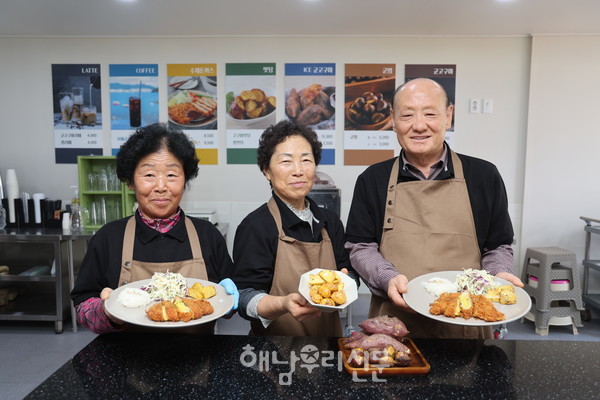 미남꿀고구마 사업단은 군고구마, 군밤, 고구마라떼, 고구마돈가스 등 고구마 요리를 판매하고 있다.
