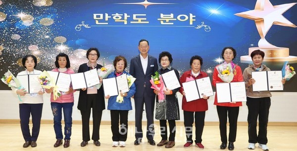 해남군이 430여명에게 장학증서를 수여한 가운데 꿈보배학교 8명의 어르신들도 장학금을 받았다.