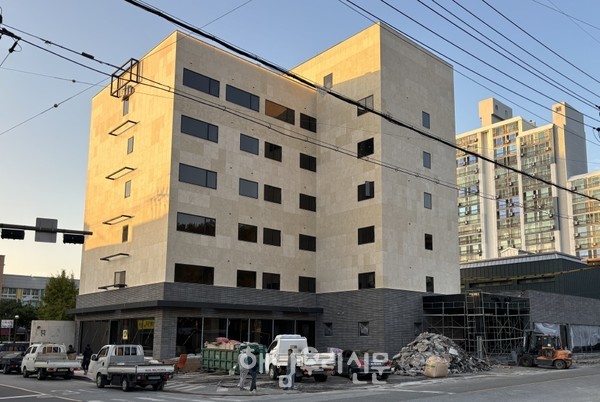 구)우석병원 리모델링 사업이 적법성에 문제가 있다는 민원이 발생하면서 행정심판이 진행 중이다.