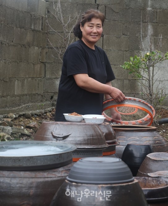 황산면 호동리 임권심씨는 이 마을 통천최씨 종부로 친정엄마와 시어머니의 전통장 및 된장 담기 비법을 이어오고 있다.