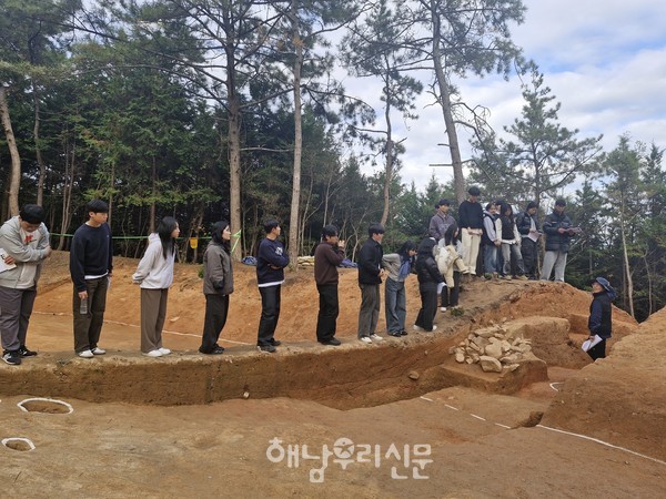 해남우리신문이 마련한 제4차 역사기행에 참여한 해남고 3학년 학생들이 거칠마 토성에 대한  설명을 듣고 있다.