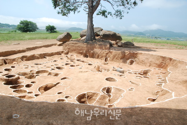 송지면 군곡리에서 국내 최초 마한시대 거석 제사터와 제례 관련 큰 건물지가 발견된 것으로 보아 마한 후기 신미국의 도읍지로 보아도 전혀 손색이 없다.