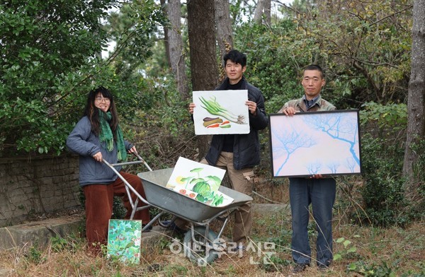 남창시외버스터미널에서 2주 동안 ‘농번기가 끝나고 붓을 들면 展’을 여는 최차영, 정선호, 윤근영 작가가 전시할 작품을 들고 있다.