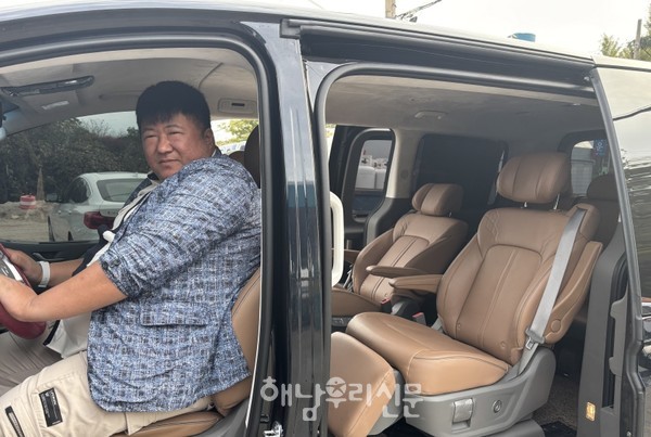 삼산면에서 개인택시를 운영하는 김창호씨는 대흥사를 방문하는 관광객을 위해 7인승 대형택시로 차종을 변경했다.