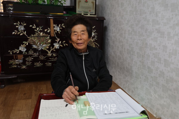 옥천면 백호리 윤경자 할머니는 여든이 넘은 나이에도 삼호학당을 다니며 배우는 삶을 이어가고 있다.