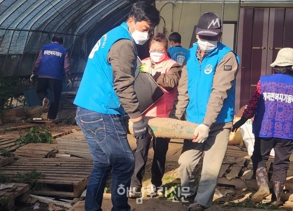 계곡면 복지기동대는 장애인 세대를 방문해 청소 봉사활동을 펼쳤다.