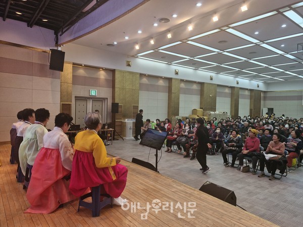 어르신과 함께하는 행복한마당이 지난 11월22일 해남문화예술회관 다목적실에서 열렸다.
