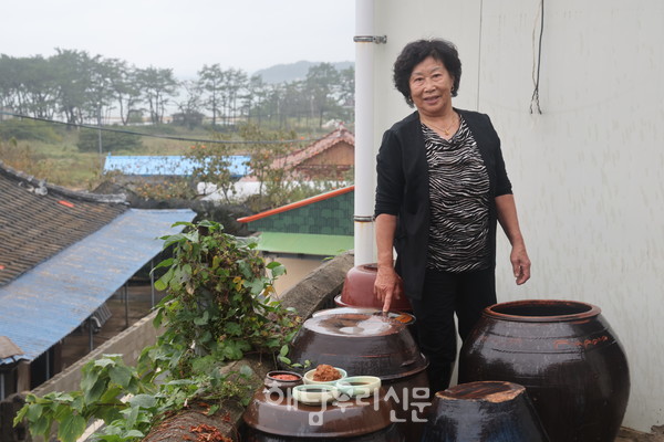 송지면 송종리 박정금씨는 친정어머니에게 배운 집장과 된장 만들기를 그대로 계승, 맛있는 음식솜씨를 자랑한다.