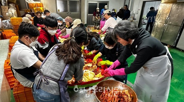 해남사회적경제네트워크사회적협동조합이 사랑의 김장나눔을 실시했다.