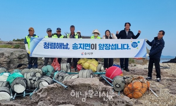 ‘해양환경지킴이’가 송지면 바닷가 쓰레기를 매일 수거하면서 송지면의 바다가 깨끗해졌다.