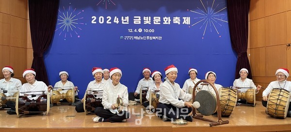 해남노인복지관의 은빛문화축제에 어르신들이 사물놀이를 선보이고 있다.