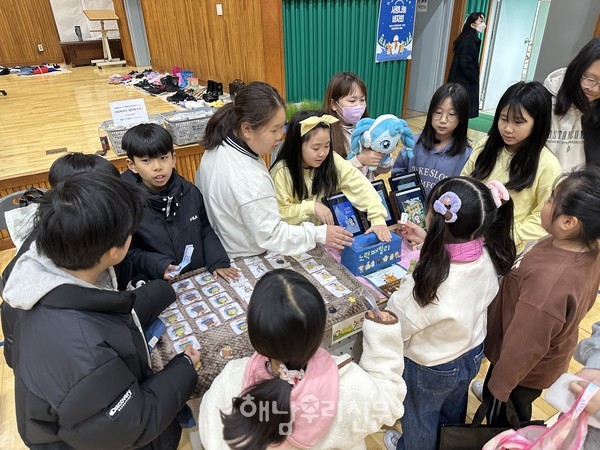 해남서초등학교의 사랑나눔바자회가 성황리에 끝났다.