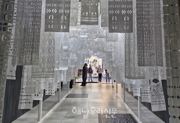 옥매광산 광부 이야기를 담은 전시회가 열린다.(명반석 광물창고를 형상화한 돔)