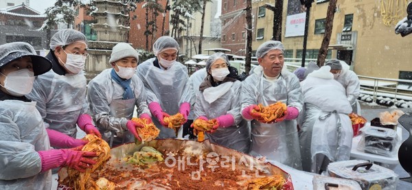 서울 조계사에서 해남절임배추와 양념으로 김장나눔행사가 개최됐다.