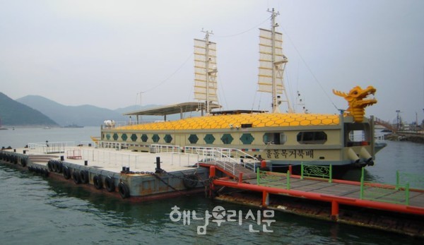 우수영항의 애물단지였던 울돌목 거북배 매각안이 해남군의회 공유재산관리계획에서 원안 통과됐다.