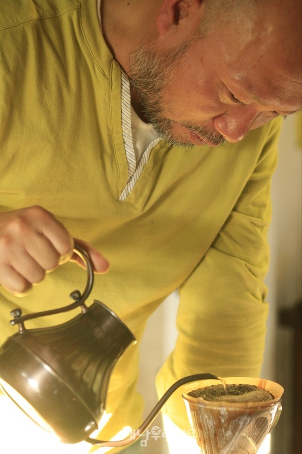                             오성근 작가의 핸드드립 커피 팝업을 YMCA 1층 카페에서 만날 수 있다.