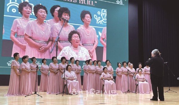 화산면 꽃메청춘합창단 어르신들이 충북대에서 열린 ‘제1회 사회적농업 박람회’ 무대에 섰다.