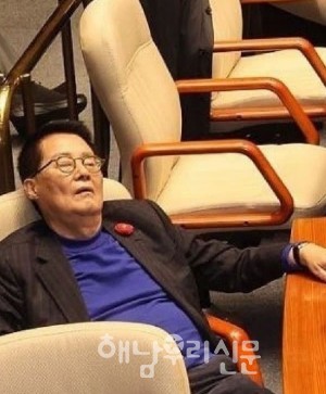 박지원 의원이 계엄령 해제 후 국회 본회의장에서 쪽잠을 자고 있다.(박지원 페이스북)