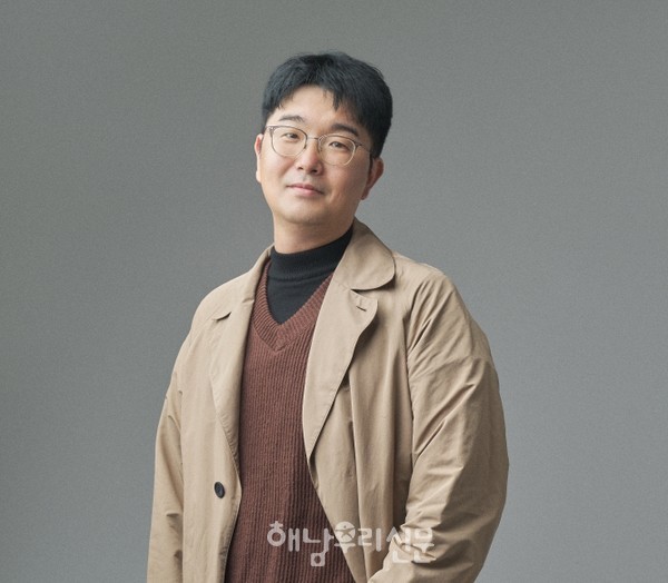 김성훈 작가의 단편소설 모음집 「길목의 무늬」가 출간돼 오는 12월7일 일상판타지에서 북콘서트를 연다.