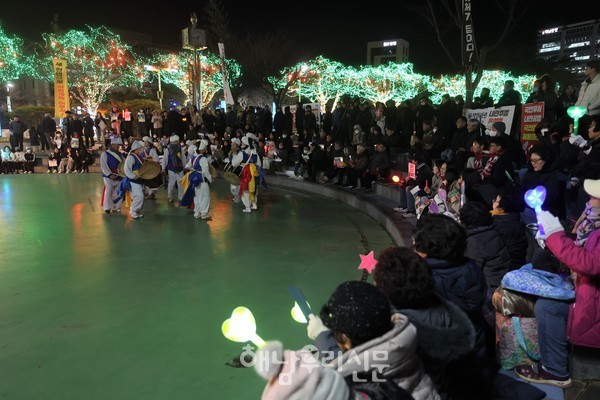 윤석열 정권퇴진 해남 비상행동이 마련한 헌정유린, 내란수괴 윤석열 체포 구속촉구 ‘해남군민 문화제’가 지난 12월11일 해남군민광장에서 열렸다