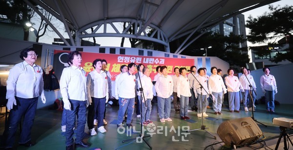 평균 85세 꽃메청춘합창단이 ‘임을 위한 행진곡’을 부르며 윤석열 탄핵 집회에 함께했다.
