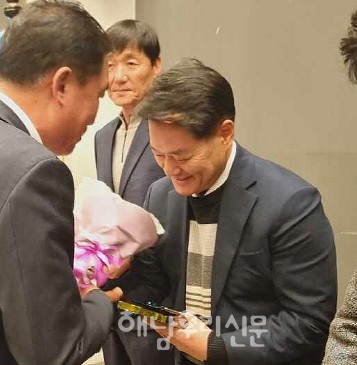 해남군체육인 어울림 한마당에서 손은수씨가 체육회장 공로패를 받고 있다.