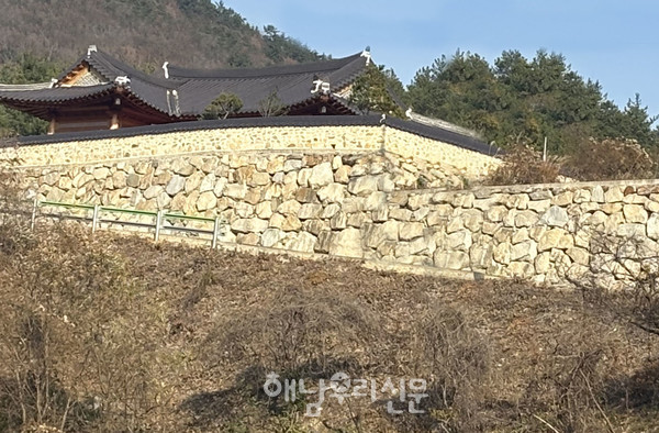 삼산면 계동에 조성된 별빛 한옥마을이 빙판길 사고와 낙석 위험에 고스란히 노출돼 있다.