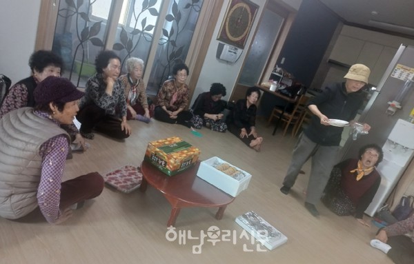 아영이네 국화빵을 받은 옥천면 영춘1리 주민들이 감사함을 전했다.