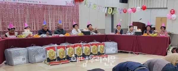 송지면 지역사회보장협의체가 어르신 13분의 생신상을 차려드렸다.