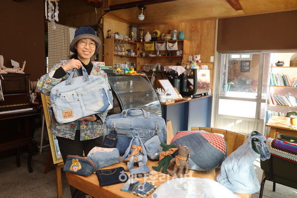 북평면 남창리 꽃님이네치킨카페 이미라 대표가 만든 청바지 공예품은 작품 하나하나가 모두 수준급이다.