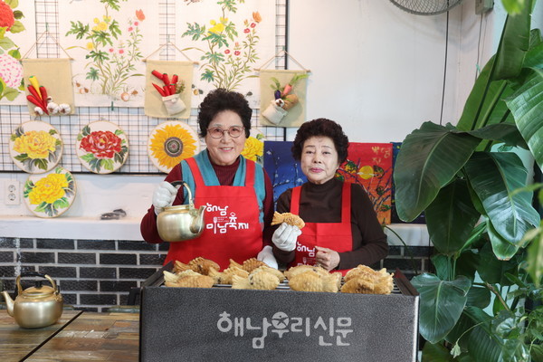 화산 아이들의 소원인 분식점 개소를 앞두고 꽃메협동조합 어르신들이 붕어빵 굽는 연습을 하고 있다.