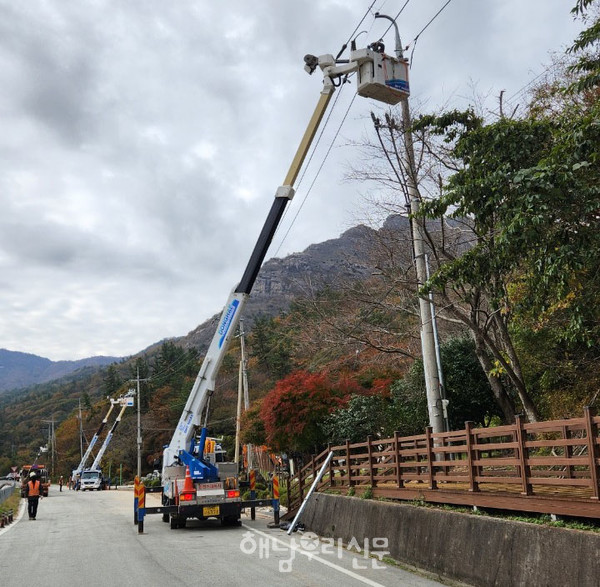                        해맞이 명소인 오소재에 전선 지중화 공사가 진행, 기존 전신주를 철거하고 있다.