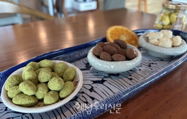 카페 포레스트가 수국아망디와 인절미, 카카오 등 다양한 종류의 초콜릿을 선보였다.