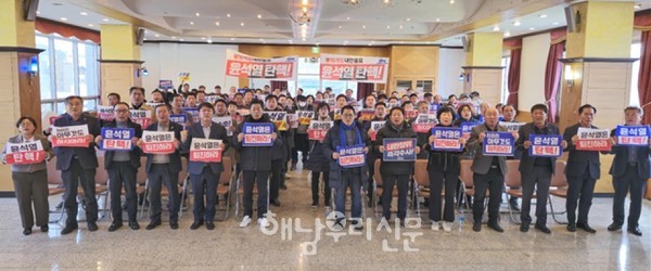 지난 12월8일 완도군에서 열린 윤석열 탄핵 촉구 민주당 해남완도진도 당원 궐기대회에서 박지원 의원이 김건희 특검서명 압도적 참여에 감사함을 전했다.