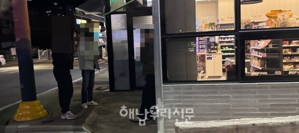 해남읍 구교리 한 건물 앞에서 흡연자들이 길을 점거하고 담배를 피우고 있다.