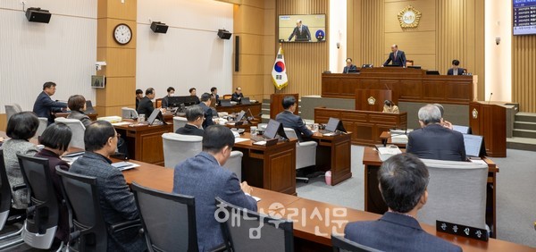 해남군의회가 제3차 본회의를 열어 2025년 예산안을 의결했다.