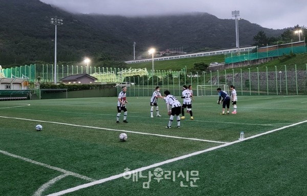 ‘송지FC’는 여성만으로 구성된 축구단으로, 매주 월·목요일 밤 운동장을 누비며 훈련에 매진하고 있다.