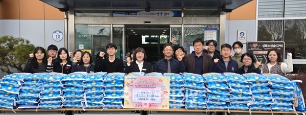 문내면 서하마을 지현수씨가 쌀(10kg) 100포를 문내면에 기탁했다.
